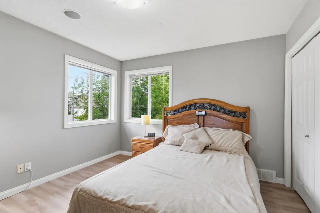21 Royal Ridge Hill NW Calgary AB T3G4T9