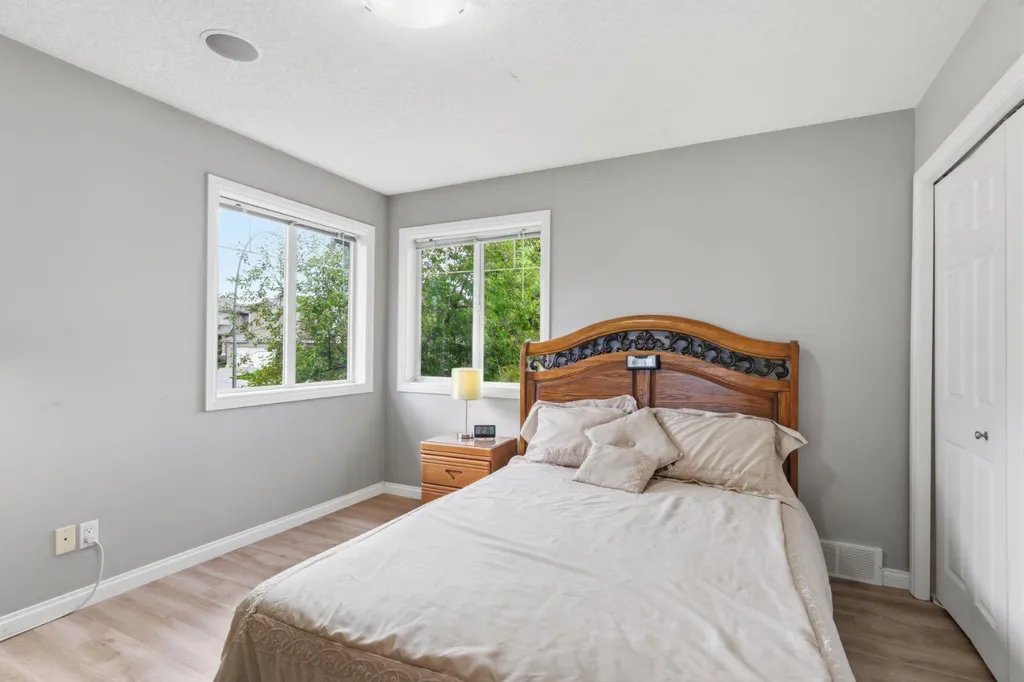 21 Royal Ridge Hill NW Calgary AB T3G4T9
