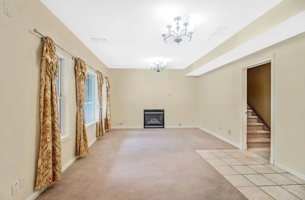 21 Royal Ridge Hill NW Calgary AB T3G4T9