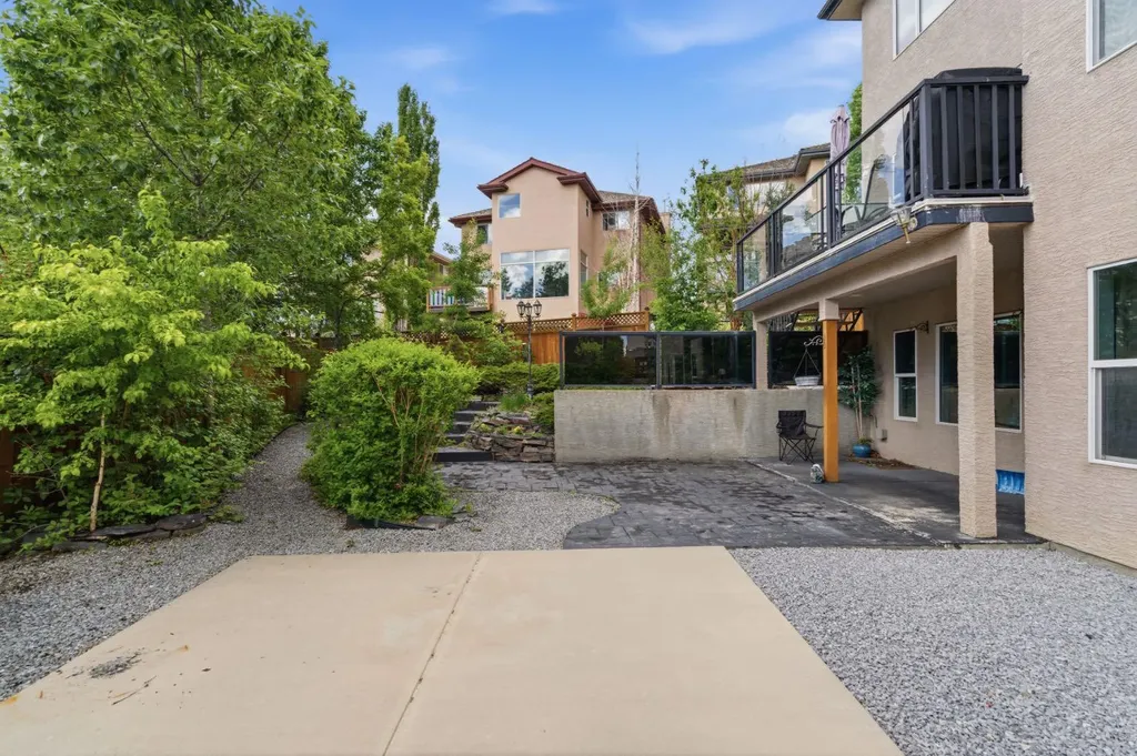 21 Royal Ridge Hill NW Calgary AB T3G4T9