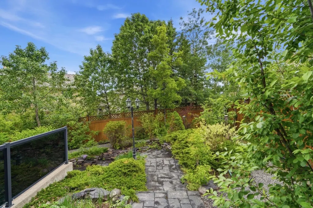 21 Royal Ridge Hill NW Calgary AB T3G4T9