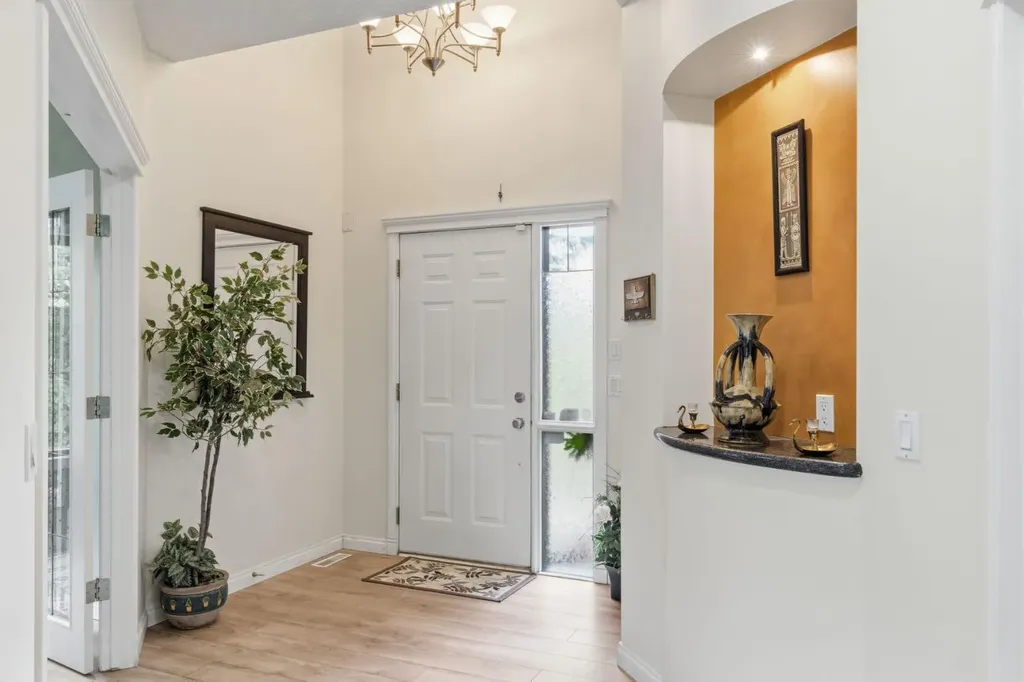 21 Royal Ridge Hill NW Calgary AB T3G4T9