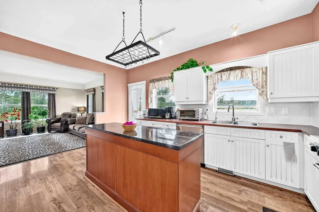 10 Hidden Creek View NW Calgary AB T3A6C5