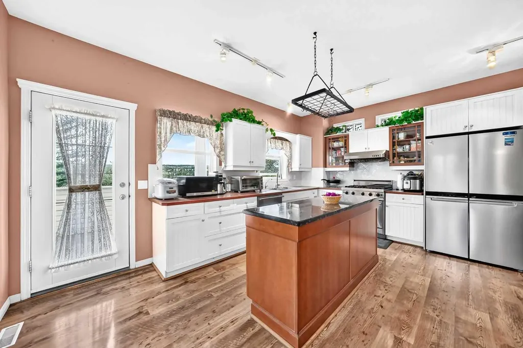 10 Hidden Creek View NW Calgary AB T3A6C5