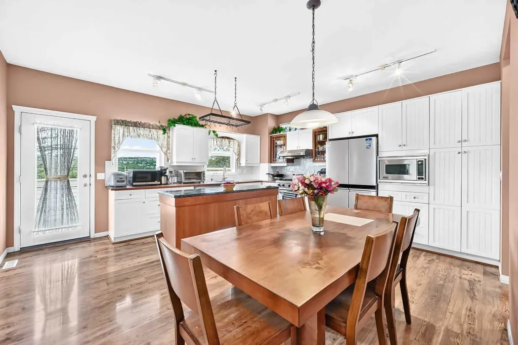 10 Hidden Creek View NW Calgary AB T3A6C5