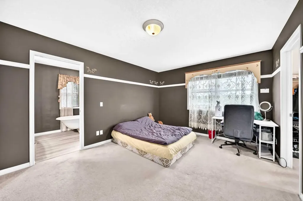 10 Hidden Creek View NW Calgary AB T3A6C5