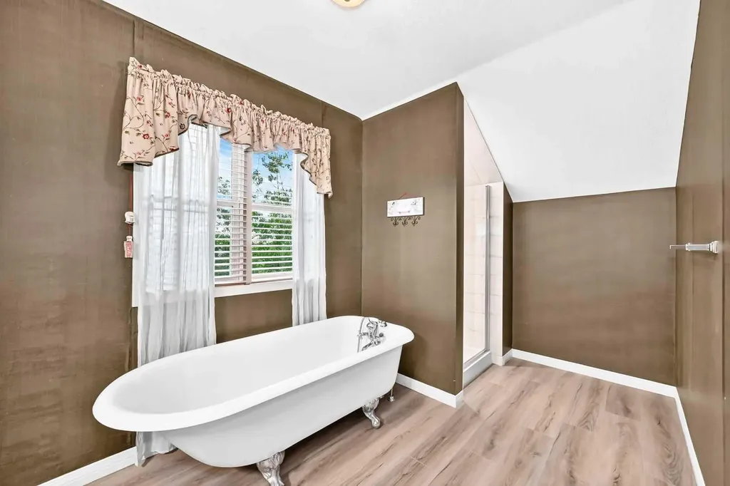 10 Hidden Creek View NW Calgary AB T3A6C5