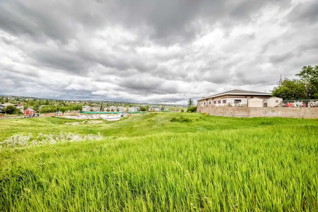 10 Hidden Creek View NW Calgary AB T3A6C5