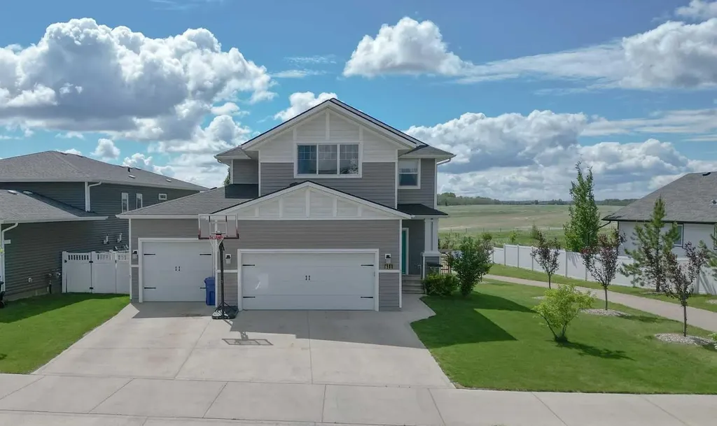 611 Robinson Avenue Penhold AB T0M 1R0