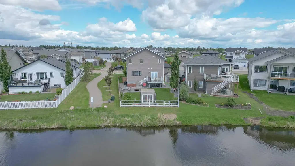611 Robinson Avenue Penhold AB T0M 1R0