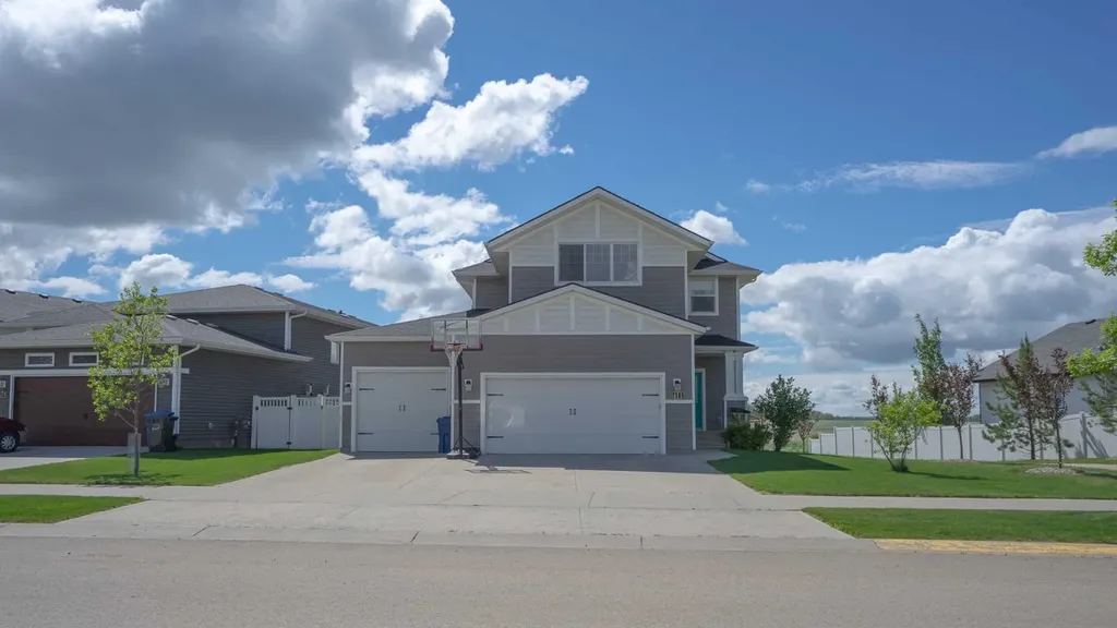 611 Robinson Avenue Penhold AB T0M 1R0