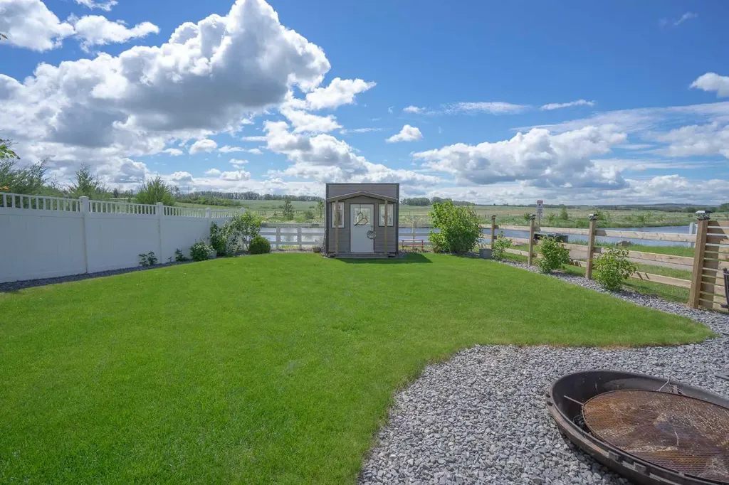 611 Robinson Avenue Penhold AB T0M 1R0