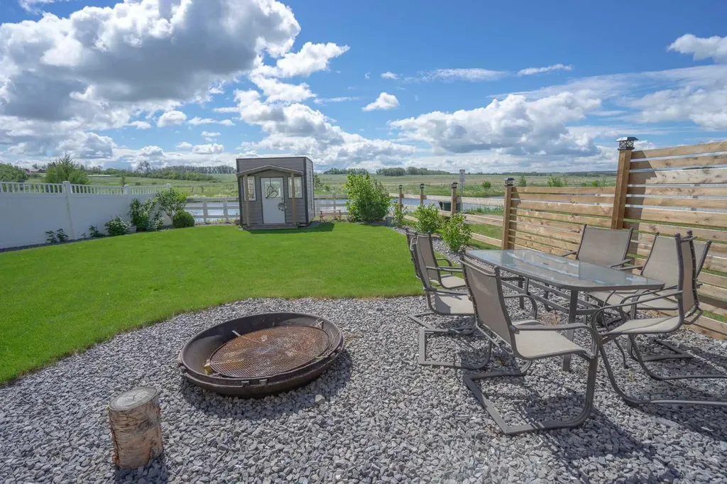 611 Robinson Avenue Penhold AB T0M 1R0