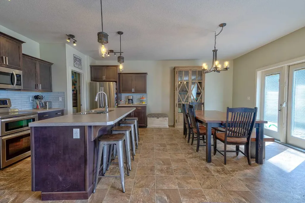 611 Robinson Avenue Penhold AB T0M 1R0