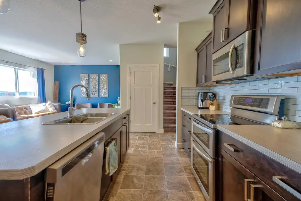 611 Robinson Avenue Penhold AB T0M 1R0