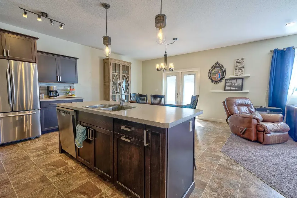 611 Robinson Avenue Penhold AB T0M 1R0