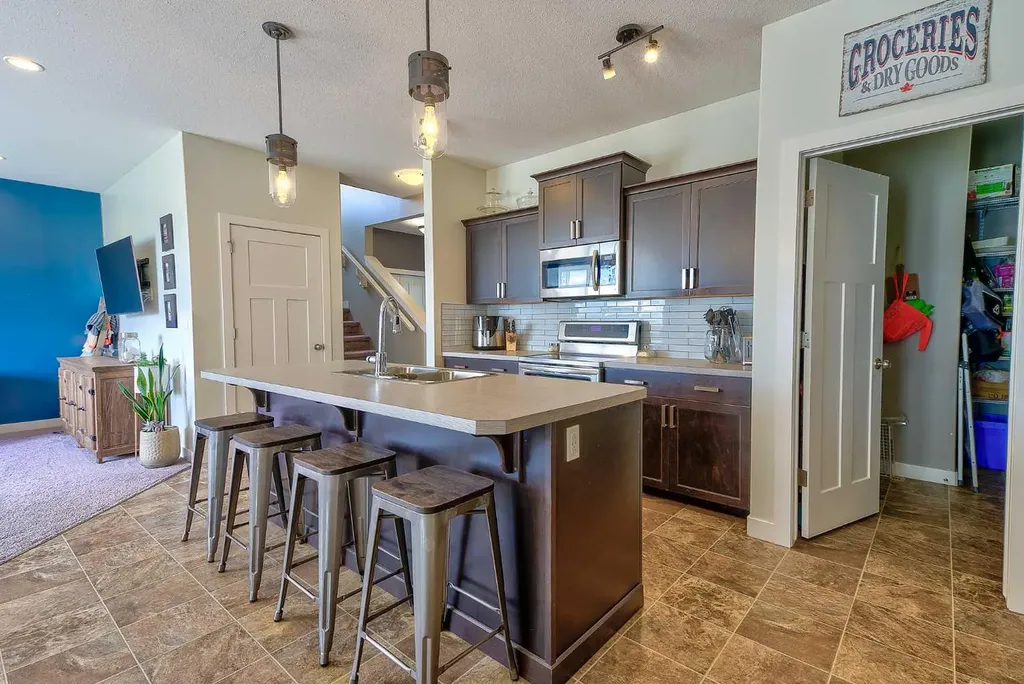 611 Robinson Avenue Penhold AB T0M 1R0