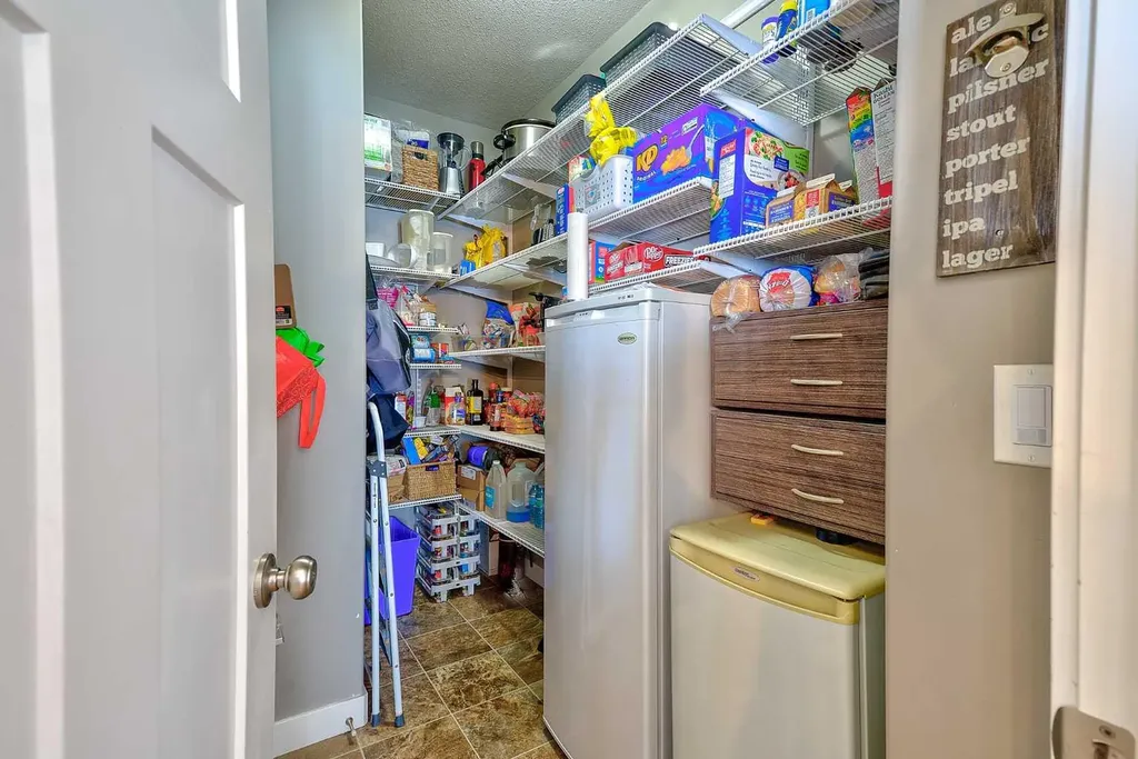 611 Robinson Avenue Penhold AB T0M 1R0