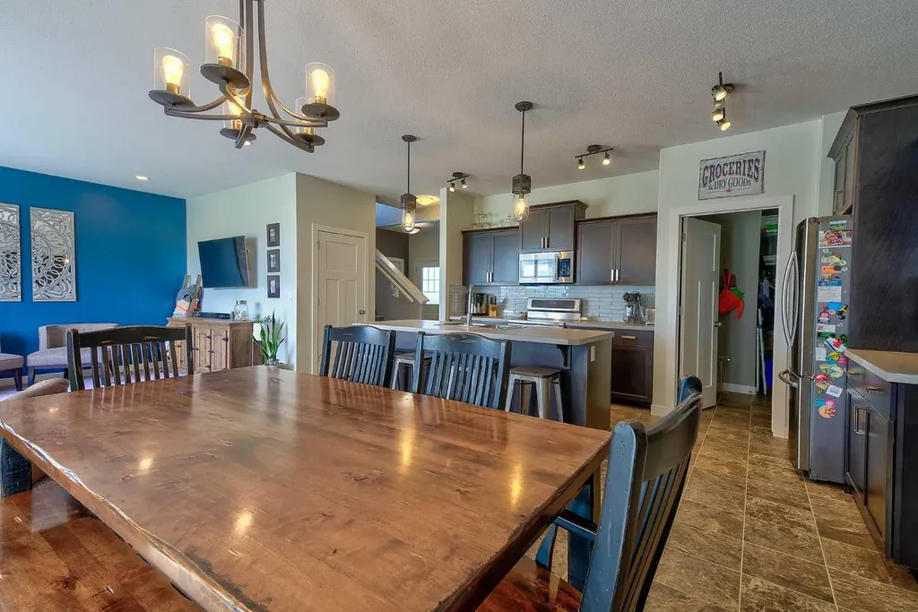 611 Robinson Avenue Penhold AB T0M 1R0