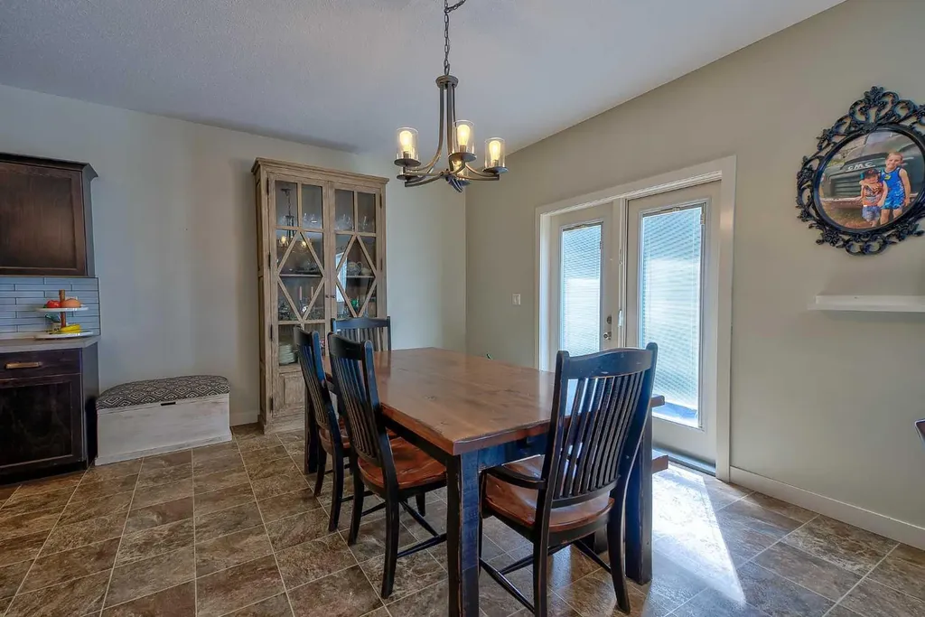 611 Robinson Avenue Penhold AB T0M 1R0