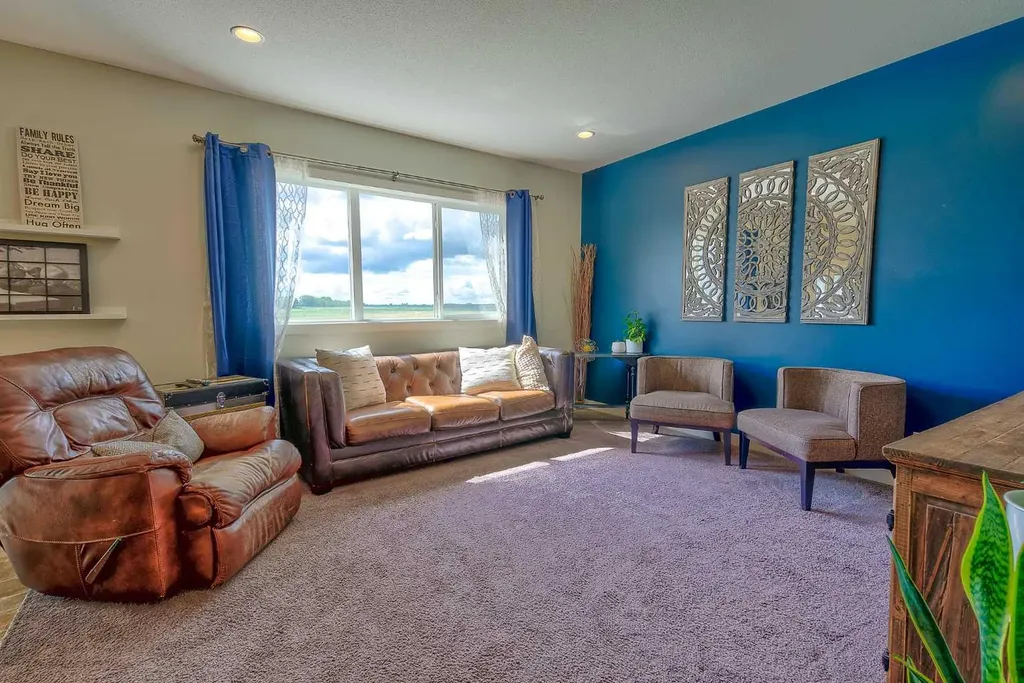 611 Robinson Avenue Penhold AB T0M 1R0