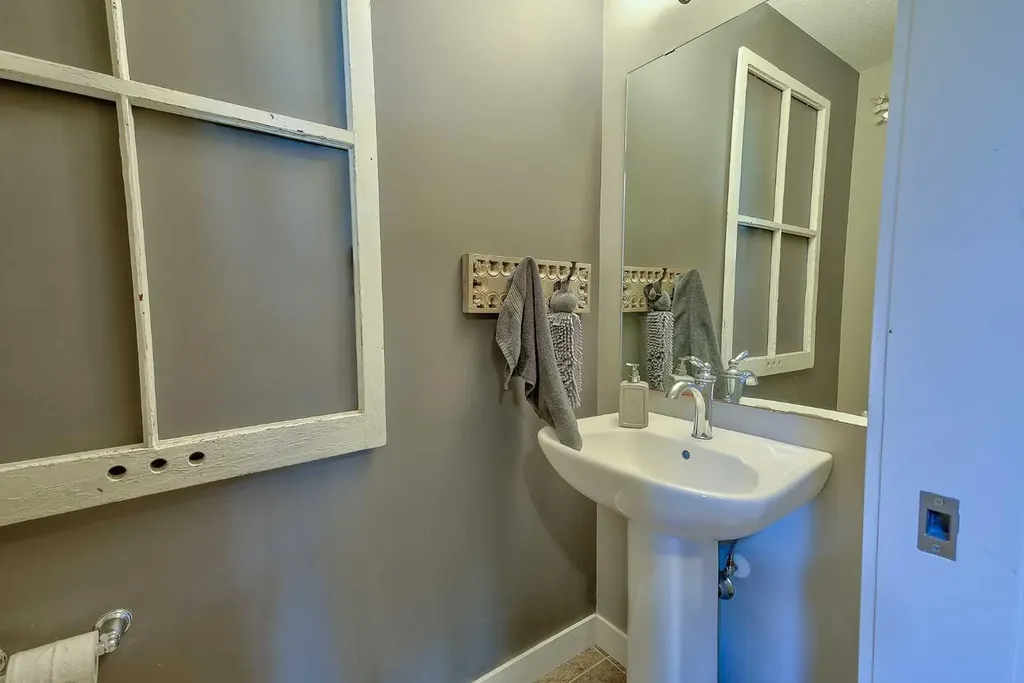 611 Robinson Avenue Penhold AB T0M 1R0