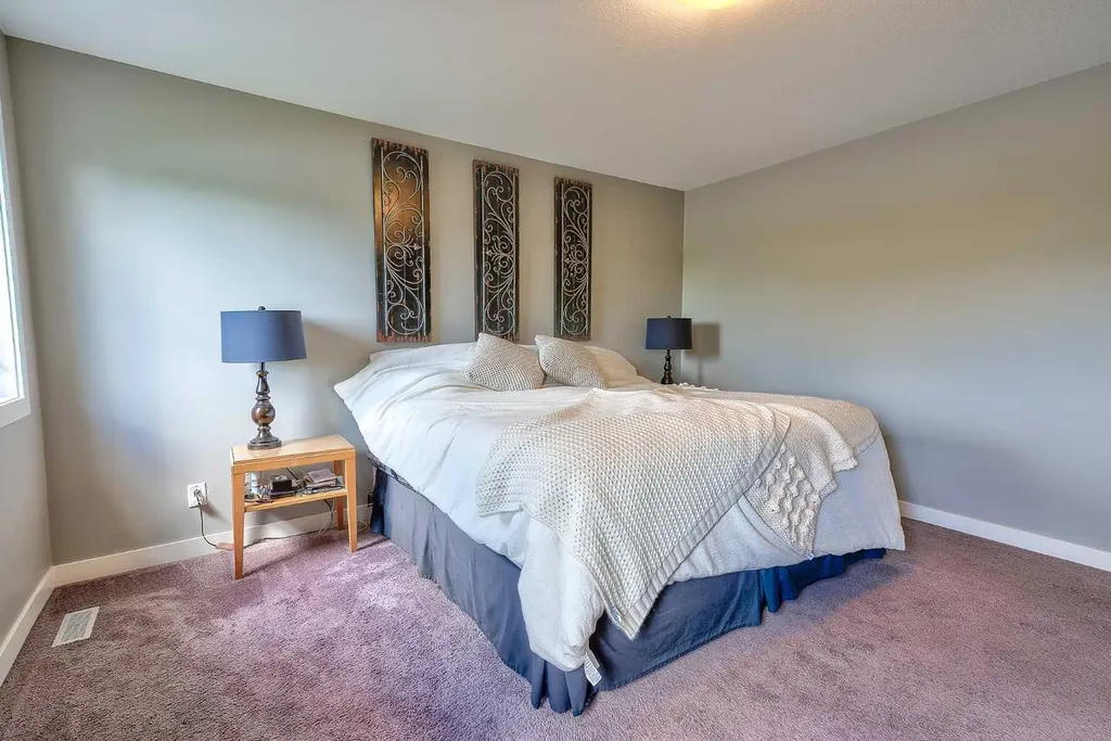 611 Robinson Avenue Penhold AB T0M 1R0