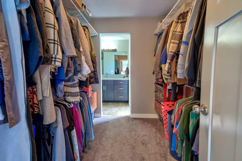 611 Robinson Avenue Penhold AB T0M 1R0