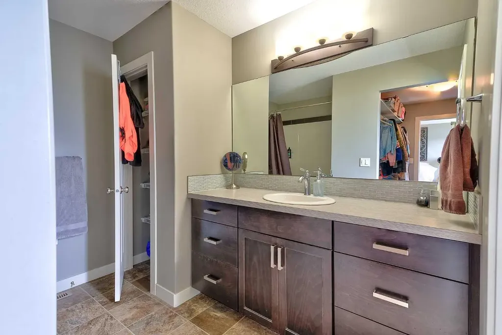 611 Robinson Avenue Penhold AB T0M 1R0