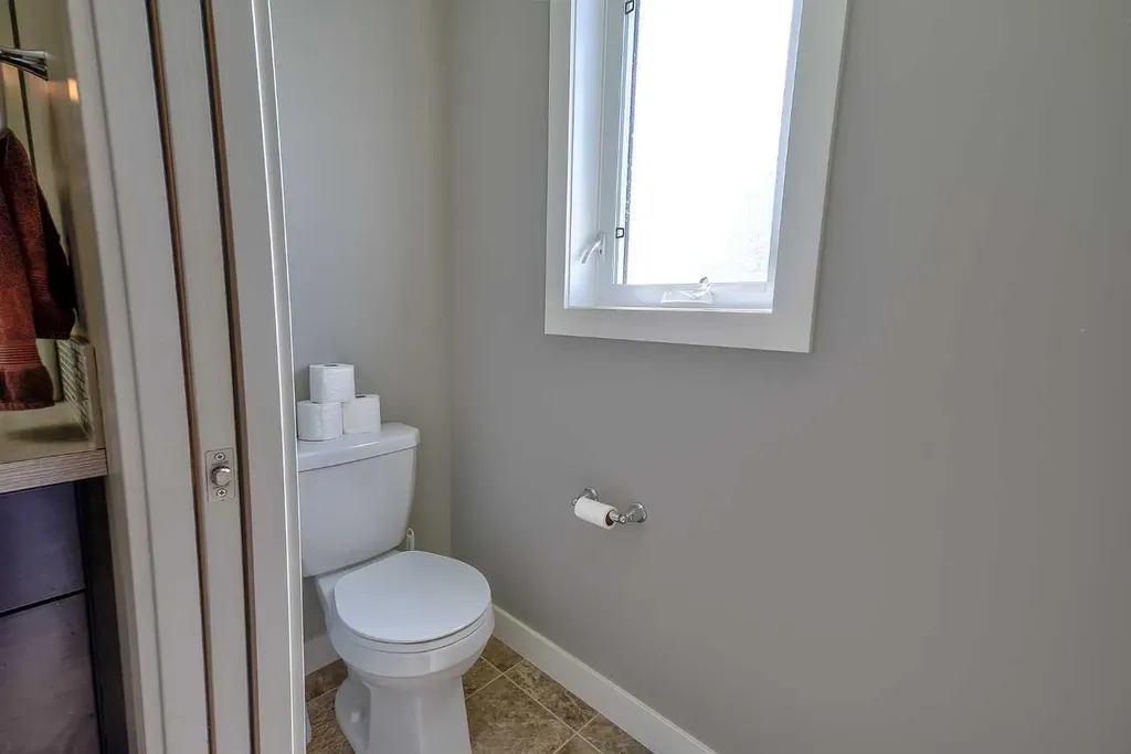 611 Robinson Avenue Penhold AB T0M 1R0