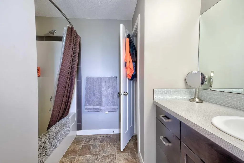 611 Robinson Avenue Penhold AB T0M 1R0