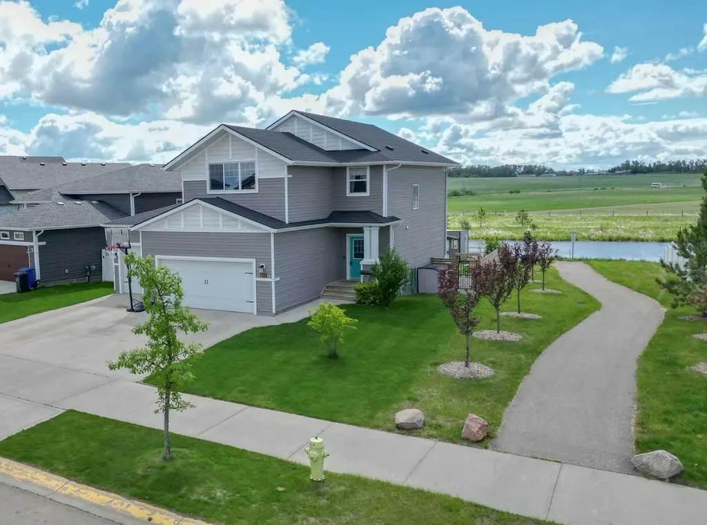 611 Robinson Avenue Penhold AB T0M 1R0