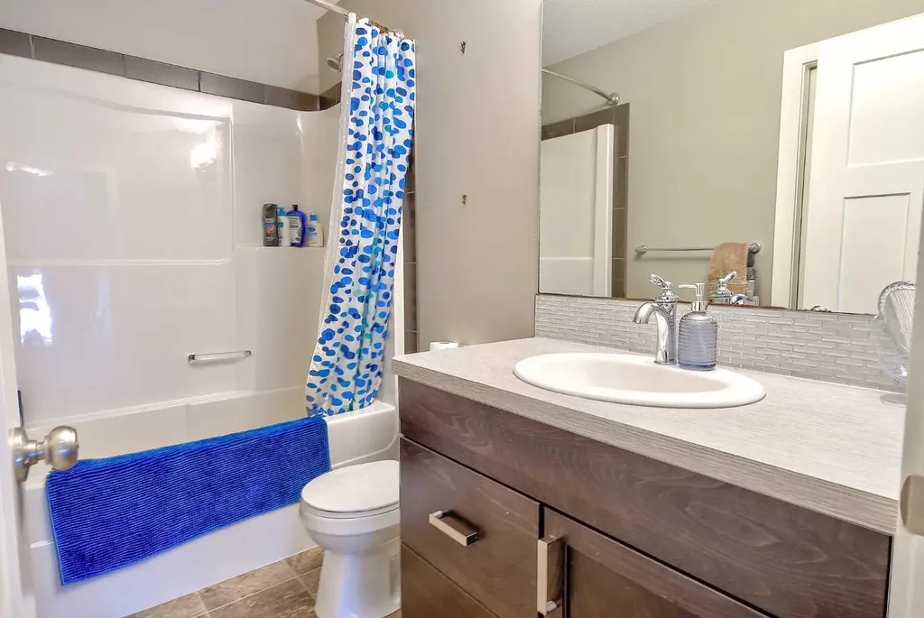 611 Robinson Avenue Penhold AB T0M 1R0
