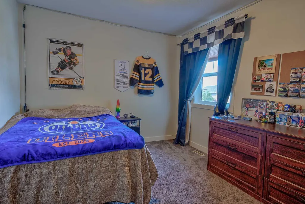 611 Robinson Avenue Penhold AB T0M 1R0