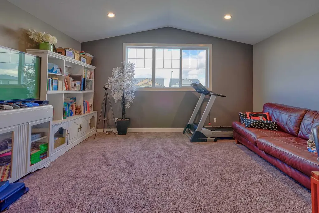 611 Robinson Avenue Penhold AB T0M 1R0