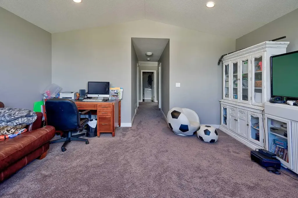 611 Robinson Avenue Penhold AB T0M 1R0