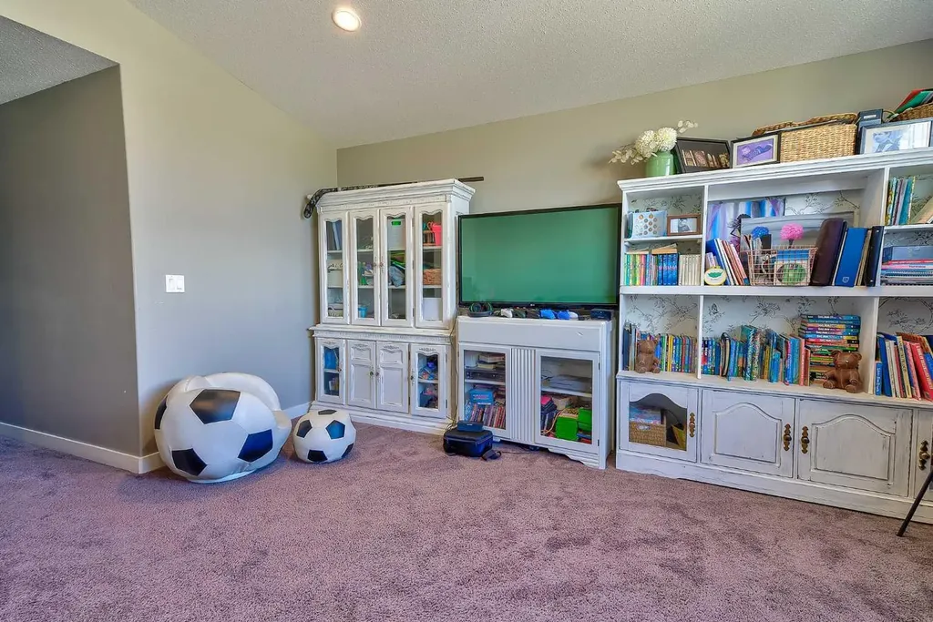 611 Robinson Avenue Penhold AB T0M 1R0