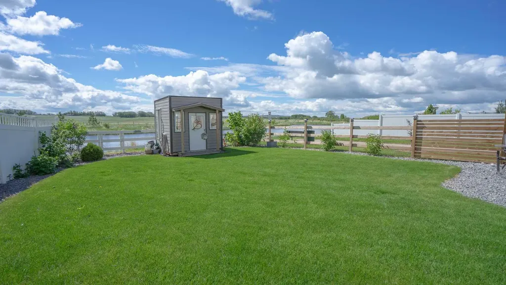611 Robinson Avenue Penhold AB T0M 1R0
