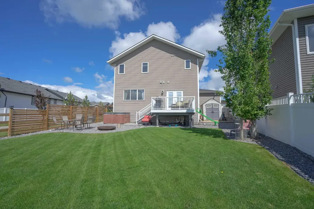 611 Robinson Avenue Penhold AB T0M 1R0