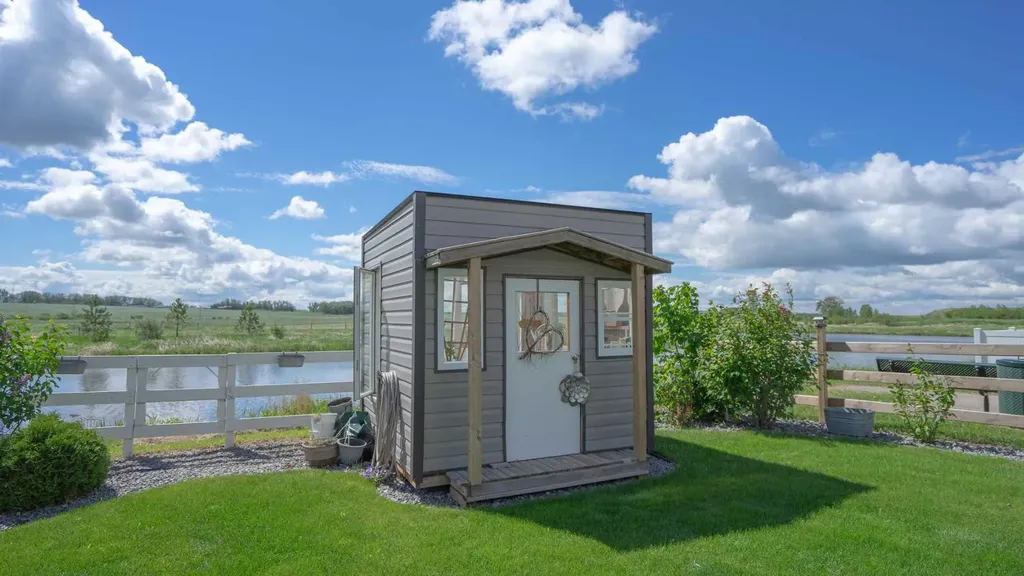 611 Robinson Avenue Penhold AB T0M 1R0
