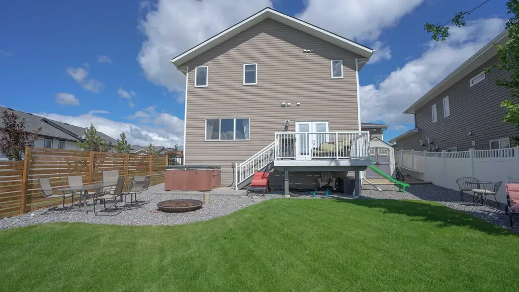 611 Robinson Avenue Penhold AB T0M 1R0