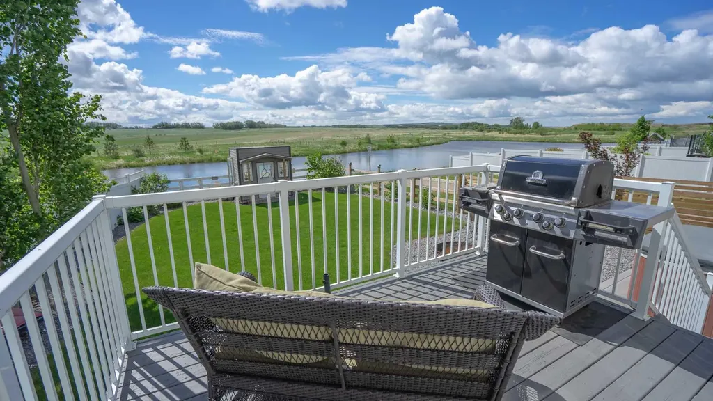 611 Robinson Avenue Penhold AB T0M 1R0