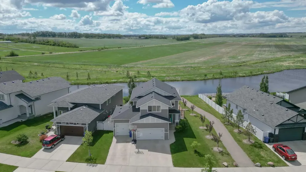 611 Robinson Avenue Penhold AB T0M 1R0