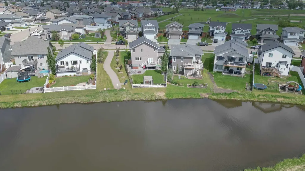 611 Robinson Avenue Penhold AB T0M 1R0