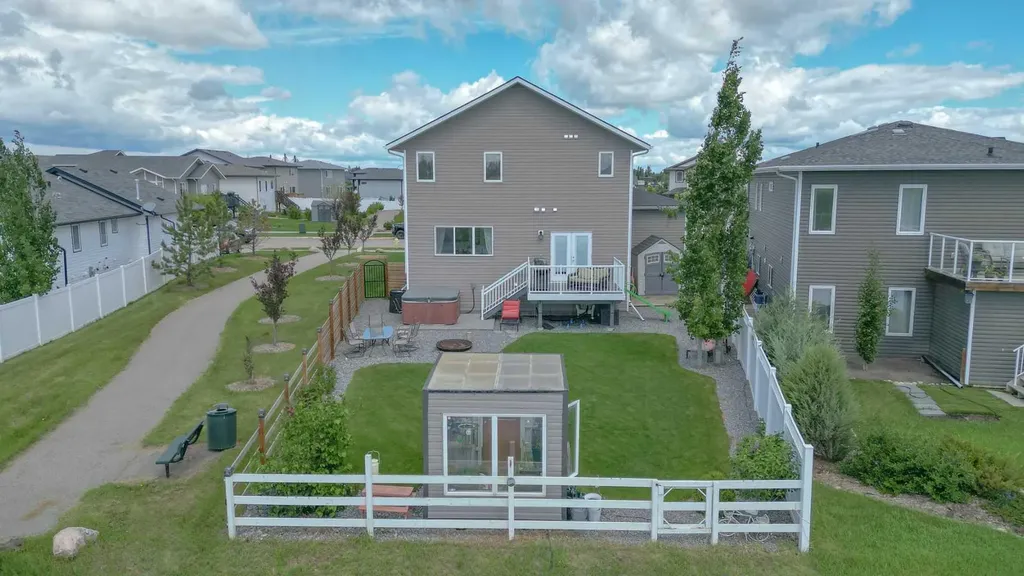 611 Robinson Avenue Penhold AB T0M 1R0