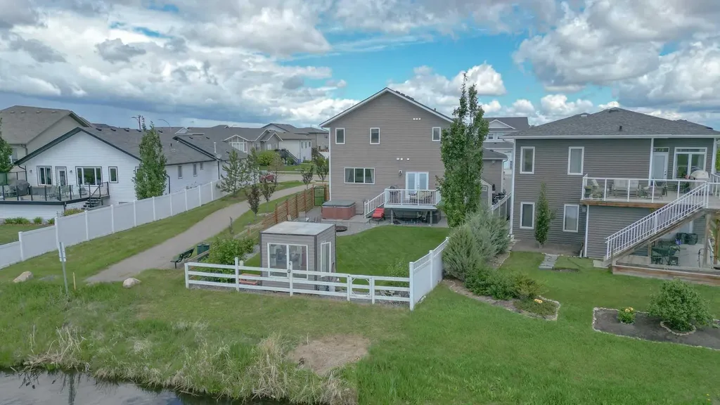 611 Robinson Avenue Penhold AB T0M 1R0