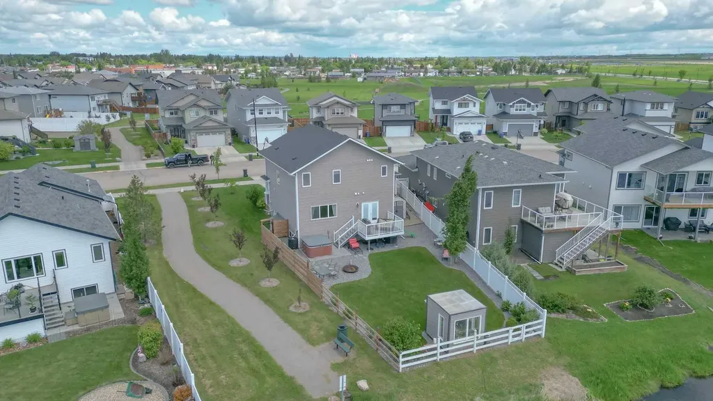 611 Robinson Avenue Penhold AB T0M 1R0