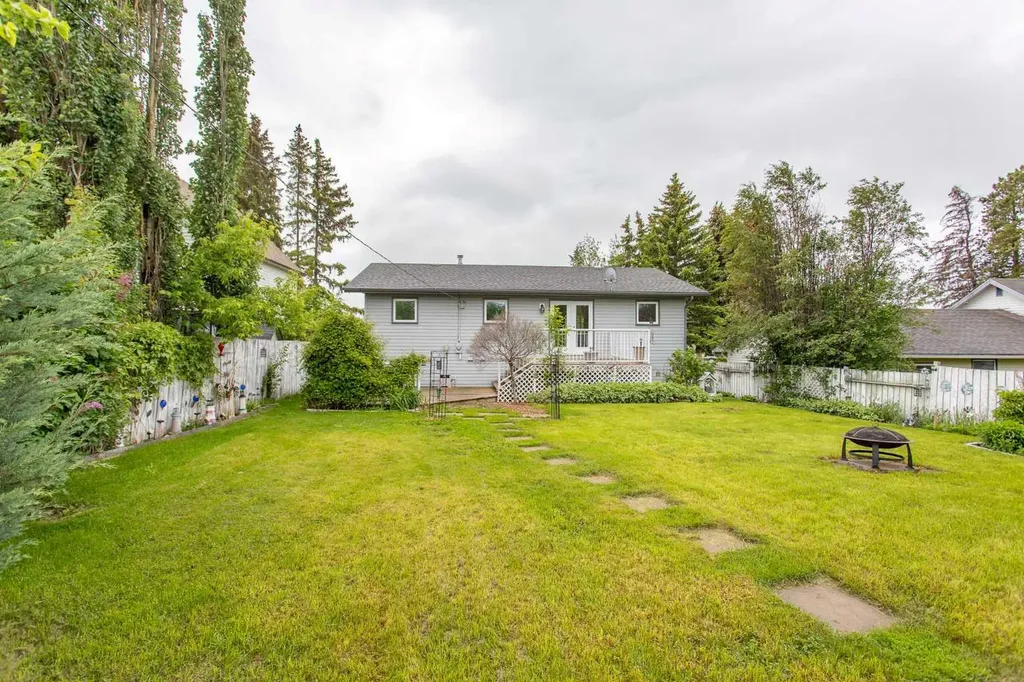 4722 49 Avenue Bentley AB T0C 0J0
