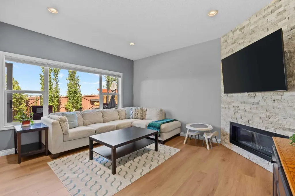 18 Hidden Creek Manor NW Calgary AB T3A 6L7
