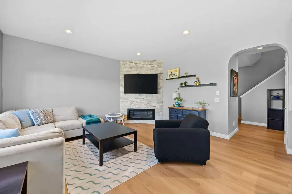 18 Hidden Creek Manor NW Calgary AB T3A 6L7